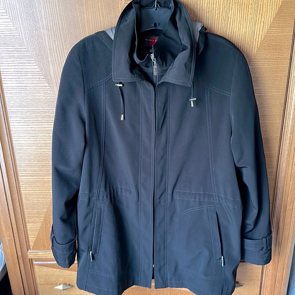 Women’s Gallery black hooded raincoat, size Large